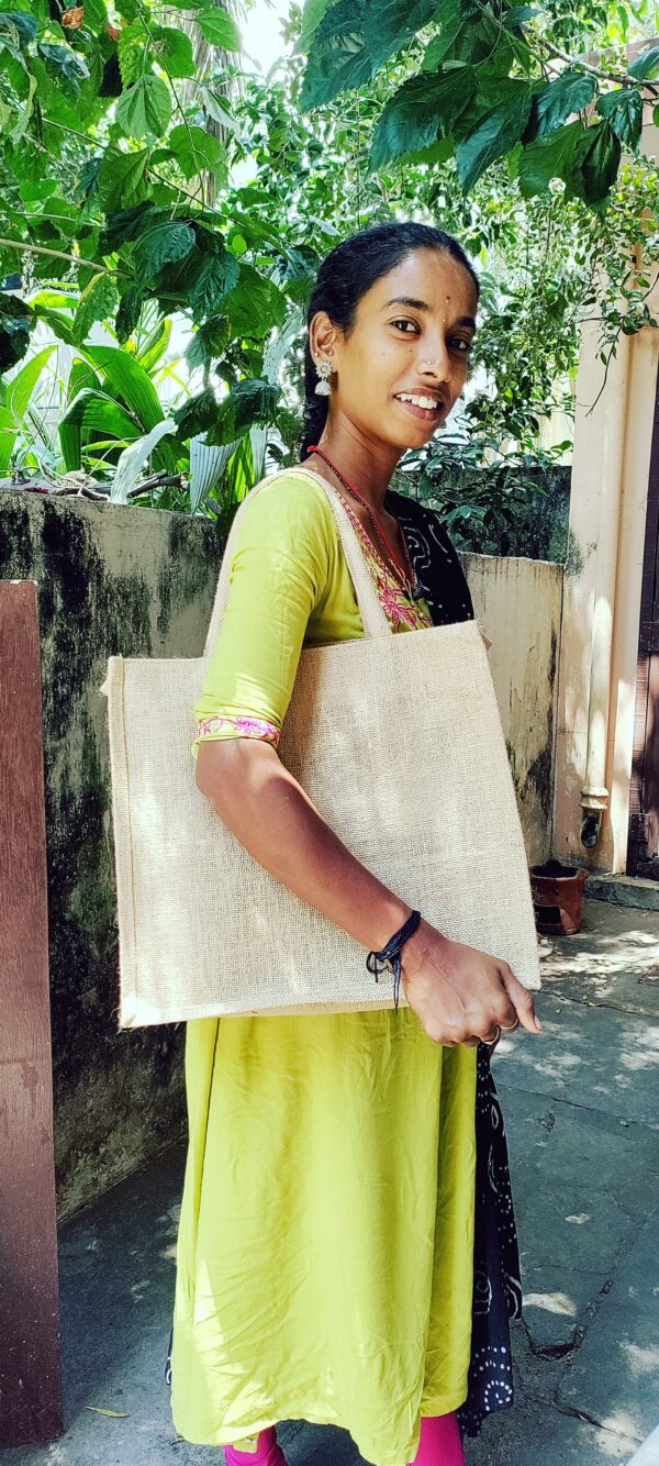 Medium plain beige jute bag - Image 2