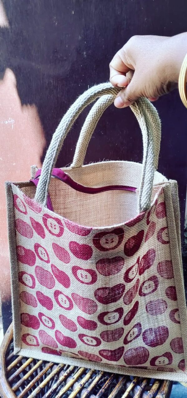 Biege jute bag with apple design - Image 5