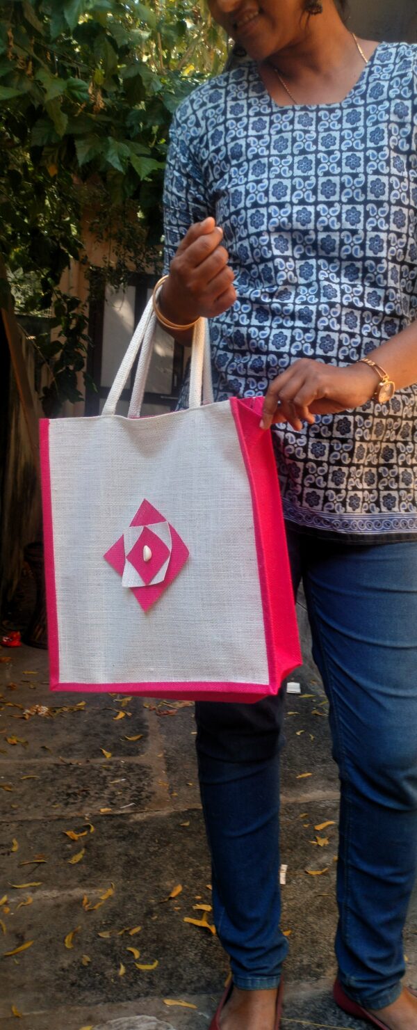 Medium white jute bag with pink motif - Image 4